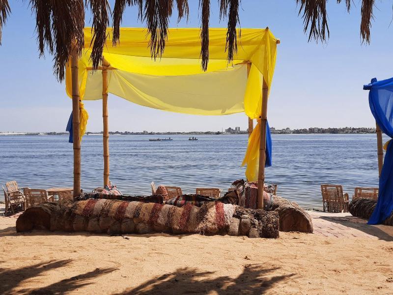 Tolip El Forsan Hotel İsmailiye Dış mekan fotoğraf A sukkah on the beach of the Sea of Galilee