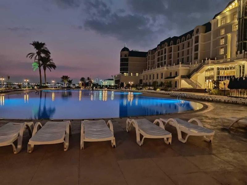 Tolip El Forsan Hotel İsmailiye Dış mekan fotoğraf The pool at the hotel